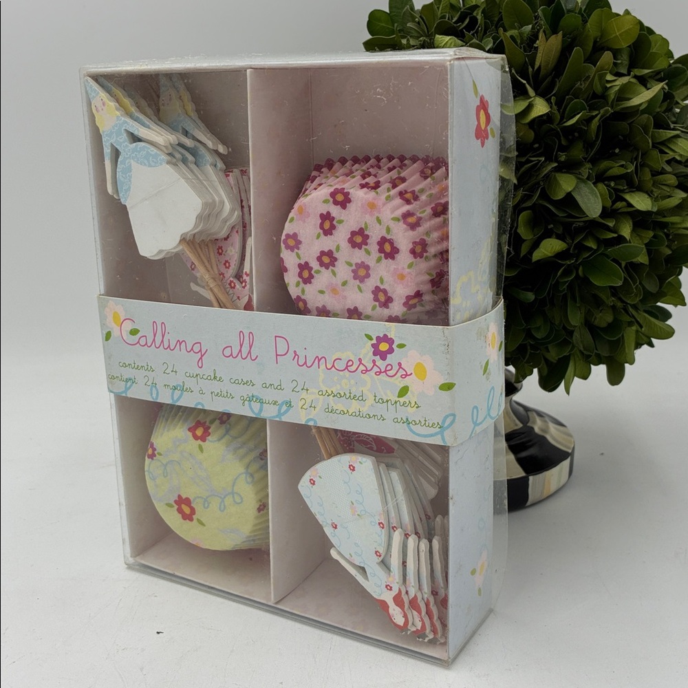 Williams Sonoma Calling All Princesses Cupcake Kit - Pink and Purple